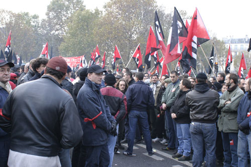 Manifestations des Libertaires. Arrive sur la Place de la Rpublique. Face  face entre les services d'ordre de la CNT et du PS. 15 nov.2003L Chau Cuong/alterphoto.com